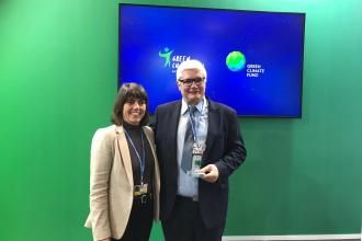 UNEP DTU Partnership head of strategy, Gabriela Dias, and RAMCC Executive Secretary Ricardo Bertolino with the award